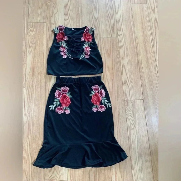 ROSES EMBROIDERY 2  PIECE SET - Picture 1 of 4